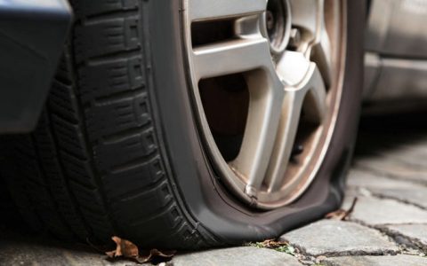 高速轮胎爆了怎么办