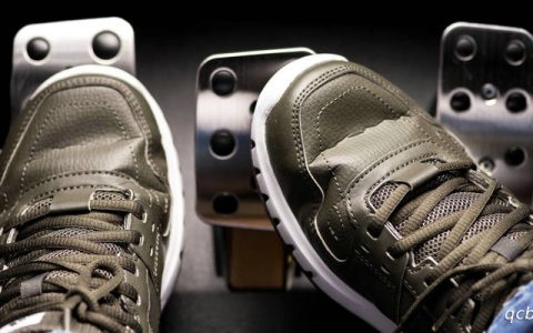 踩离合的姿势是什么