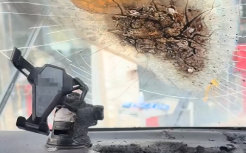 车内给对讲机充电惹祸：挡风玻璃裂成“蛛网” 中控被烧出大洞！