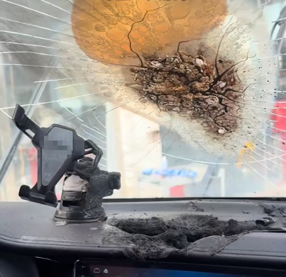 车内给对讲机充电惹祸：挡风玻璃裂成“蛛网” 中控被烧出大洞！