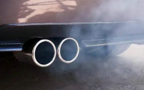 汽车冒蓝烟是什么原因造成的