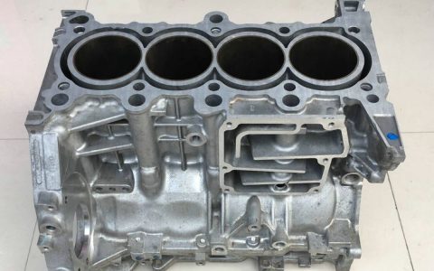 发动机缸体材料是铸铁好还是铝合金好