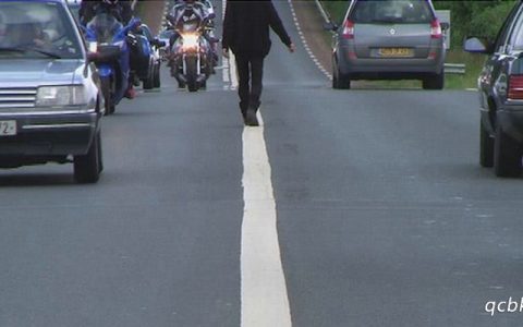 高速上压白色实线变道会扣分吗