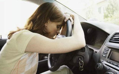 刚启动车子有汽油味是怎么回事