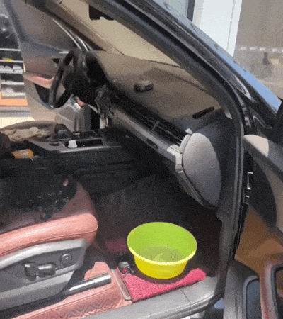 车内给对讲机充电惹祸：挡风玻璃裂成“蛛网” 中控被烧出大洞！