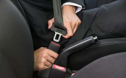 安全带卡扣的原理是什么