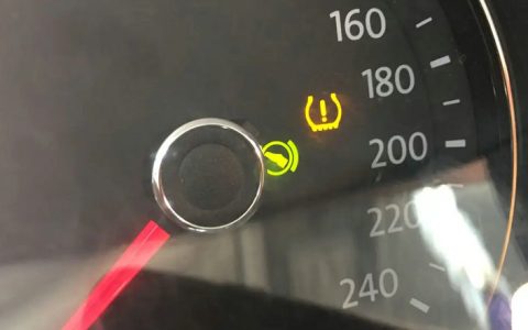 仪表盘黄灯感叹号亮了是什么意思
