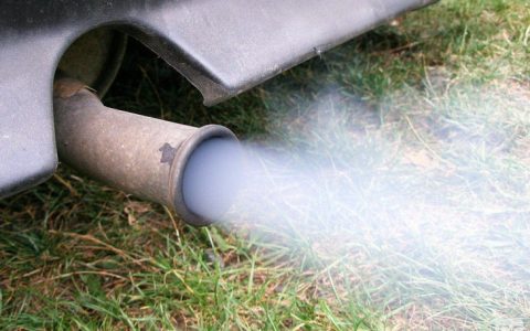 汽车排气管冒白烟怎么回事