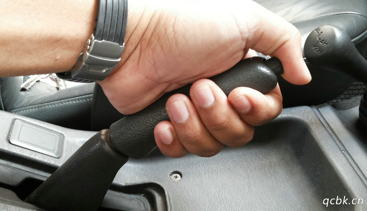 忘记松开手刹行车有什么影响