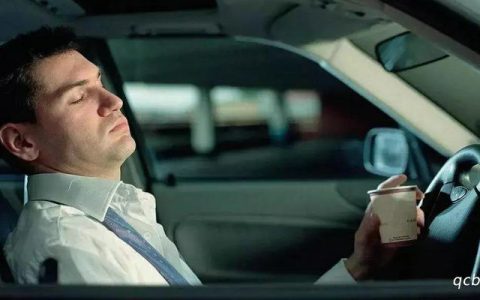 汽车停着开空调一小时费多少油