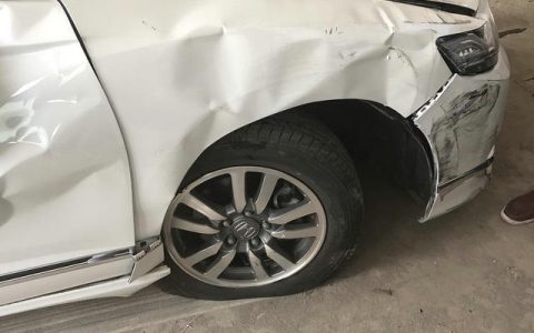 车子被撞了一个小凹坑怎么办