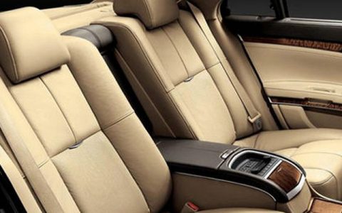 小轿车后排可以坐几个人