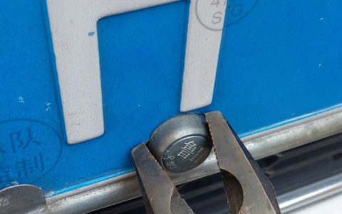 汽车牌照防盗螺丝拆卸方法有那些