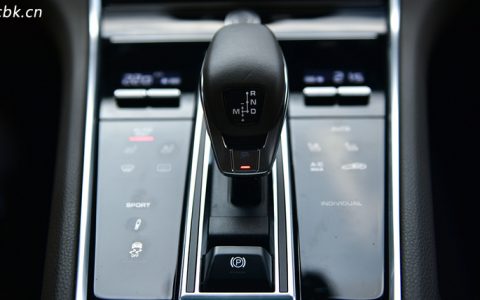 等红绿灯时是挂n档还是一直踩刹车