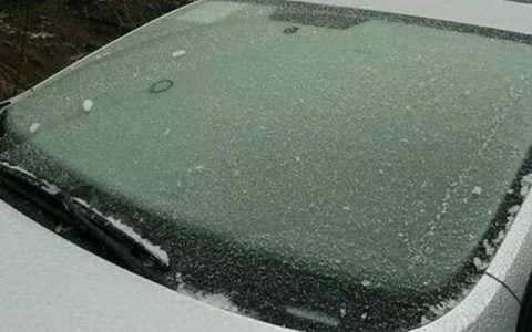 汽车外面玻璃起雾怎么办