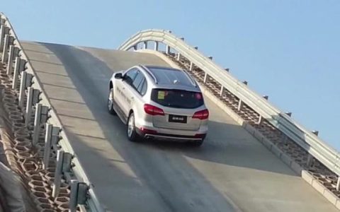 爬坡车道是怎么设置的