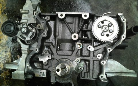 汽车发动机爆缸是什么意思