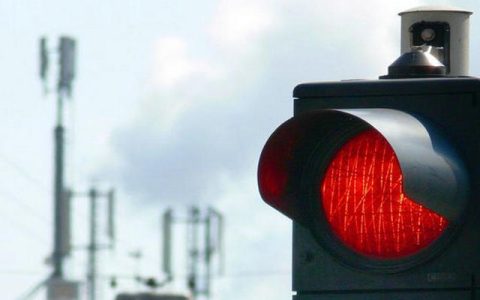 红绿灯不小心压线会扣分吗