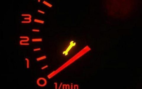 汽车仪表扳手灯表示什么