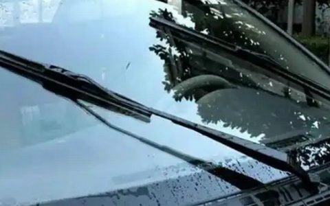 夏天汽车前挡风起雾怎么消除