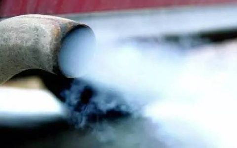 汽车排气管冒白烟是怎么回事