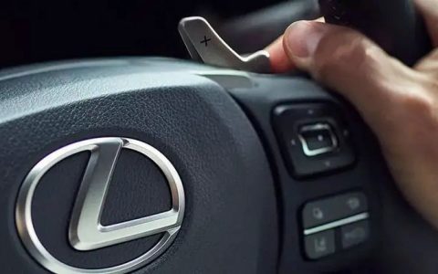 汽车换挡拨片如何使用