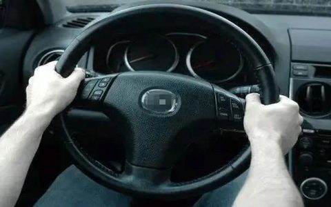 如何调节方向盘高度至最佳