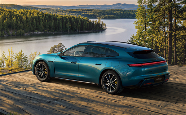 鸿蒙智行首款猎装车 尚界Z7T无伪实车上路：颜值有爱不