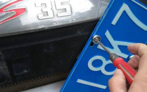 车牌损坏到什么程度需要换新的