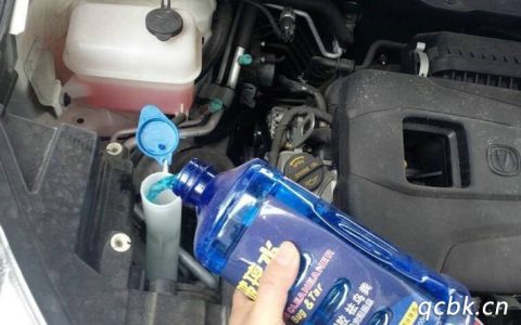 汽车加玻璃水的标志是哪个