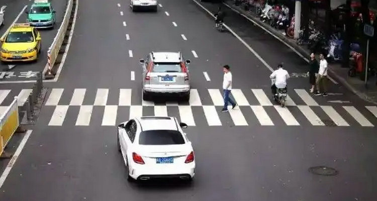 车子过了斑马线停下来算闯红灯吗