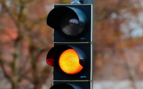 黄灯2秒时冲过去算不算闯红灯