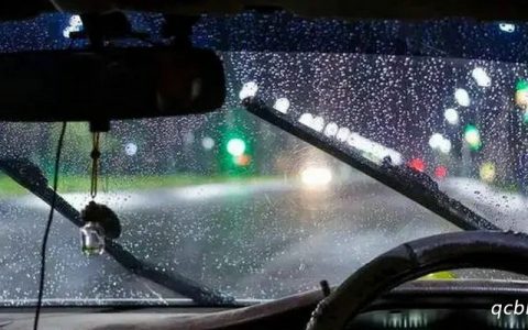 夏天车窗外起雾解决方法