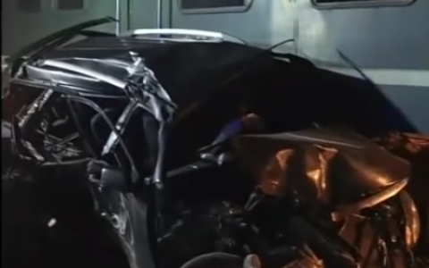 挥旗都拦不住！一司机酒驾硬闯道口：撞上火车后弃车逃窜