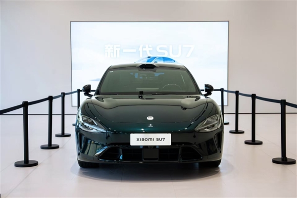小米汽车第4款绿色来了！新一代SU7靛石绿实拍 雷军：高级而不张扬