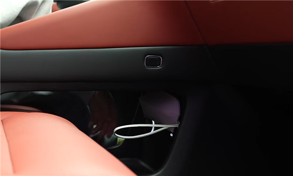 全新问界M6内饰解禁：整车10磁吸点位 副驾灵感橱窗创意太绝