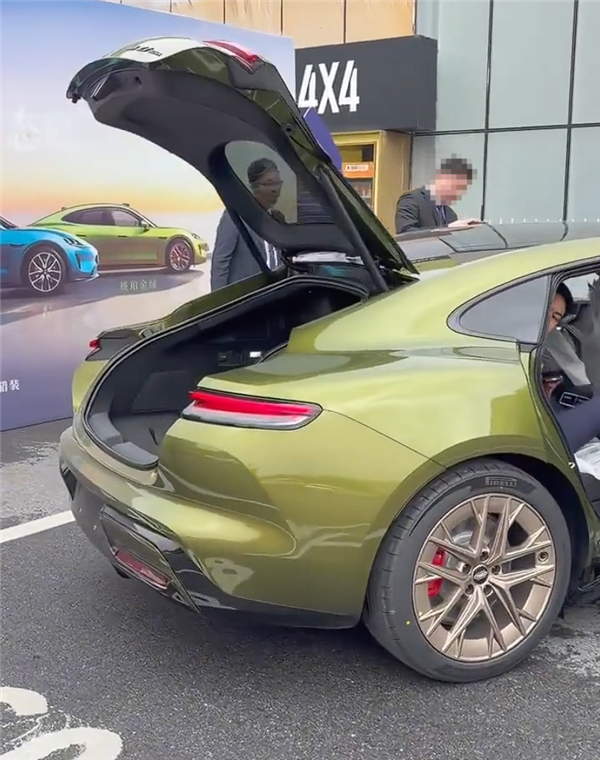 预售22.98万起 鸿蒙智行尚界Z7到店：掀背尾门开口巨大