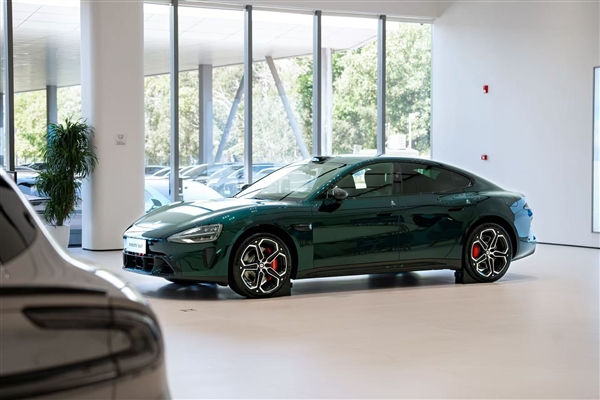 小米汽车第4款绿色来了！新一代SU7靛石绿实拍 雷军：高级而不张扬