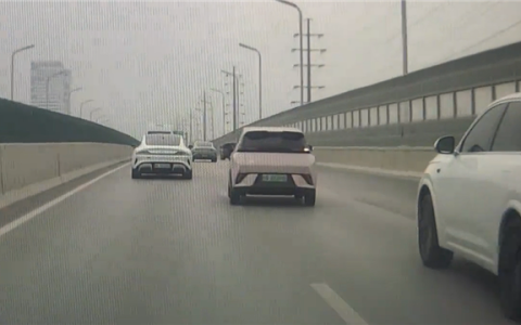 理想车主高架上故意别比亚迪海鸥：连累一旁正常行驶的小米SU7