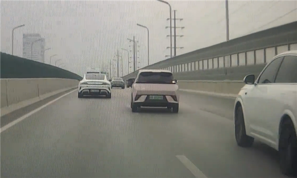 理想车主高架上故意别比亚迪海鸥:连累一旁正常行驶的小米SU7