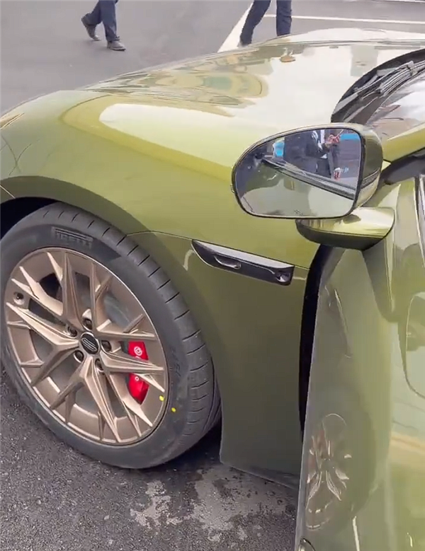 预售22.98万起 鸿蒙智行尚界Z7到店：掀背尾门开口巨大