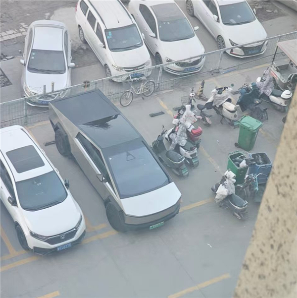 行驶的几百万元！川A绿牌特斯拉Cybertruck现身郑州街头