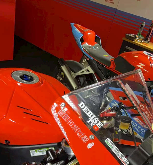 张雪机车的冠军赛车上这六个字火了！村民感动：看到直播眼泪都快出来了