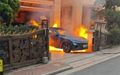 别墅车库一台福特电马起火燃烧 差点殃及保时捷TruboS和奔驰V级