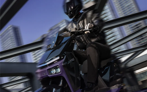 21999元 雅迪发布半固态电池电摩：极速110km/h 一次充电能跑112公里