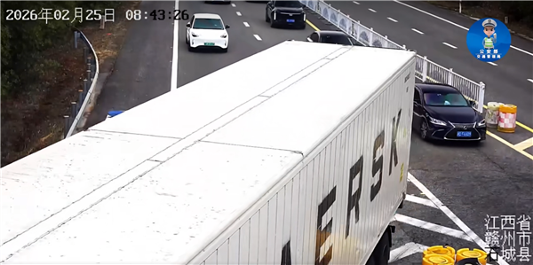 新手开半挂在高速上倒车！左边撞右边剐 指挥还要靠副驾