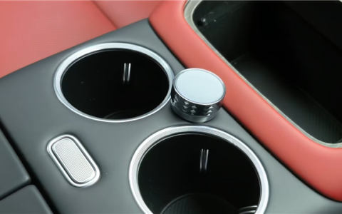 全新问界M6内饰解禁：整车10磁吸点位 副驾灵感橱窗创意太绝