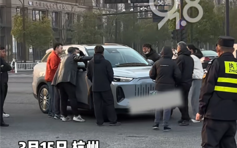 杭州315问题车展开幕车企急了 有人在入口处拦截维权车主