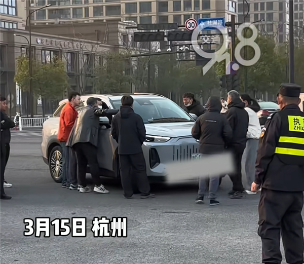 杭州315问题车展开幕车企急了 有人在入口处拦截维权车主