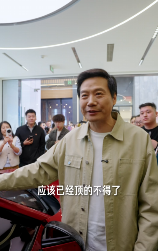 新一代SU7上市首个周末 雷军北京巡店：亲自讲解新车 为顾客开车门